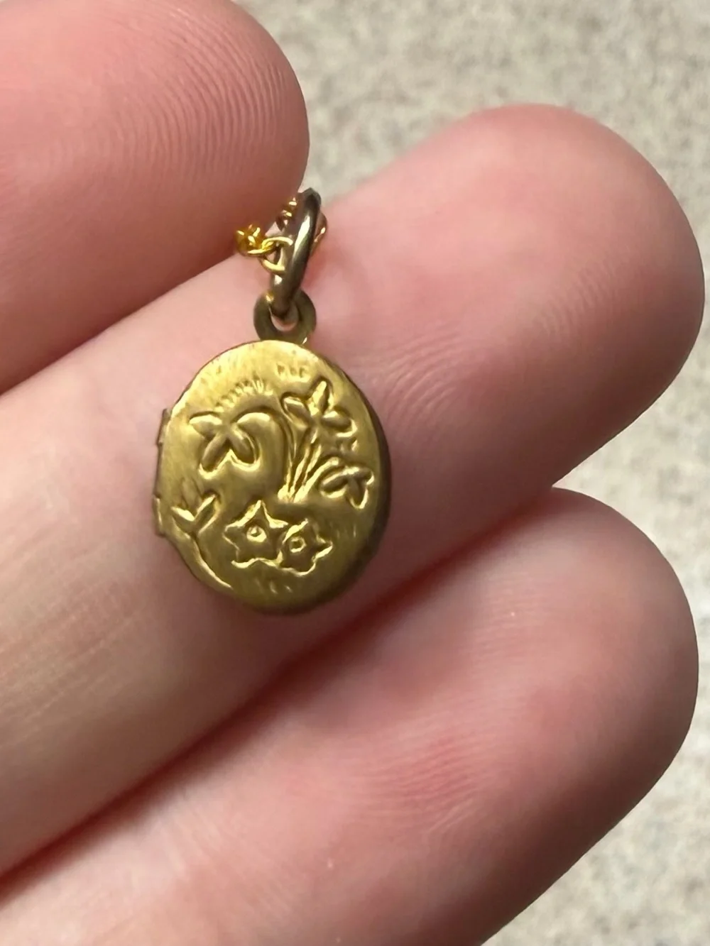 Vintage Gold Floral Engraved Round Locket Pendant - Women Jewelry